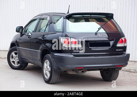 Nowosibirsk, Russland - 11.05.2019: Schwarzer Toyota Harrier oder Lexus RX 300 1997 Jahr Rückansicht mit grauem Interieur in ausgezeichnetem Zustand in einen Parkplatz Stockfoto