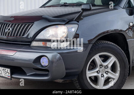 Nowosibirsk, Russland - 11.05.2019: Schwarzer Toyota Harrier oder Lexus RX 300 1997 Jahr Vorderansicht mit grauem Interieur in ausgezeichnetem Zustand in einem Parkplatz spac Stockfoto