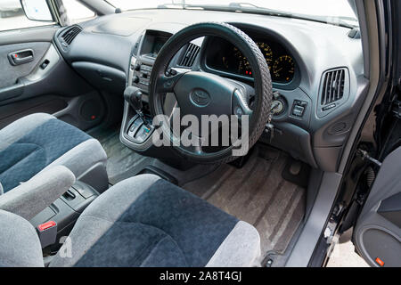 Nowosibirsk, Russland - 11.05.2019: Blick auf die grauen Innenraum Toyota Harrier oder Lexus RX300 mit Dashboard, Uhr, Media System, Vordersitze und shif Stockfoto