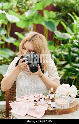 Fotograf Fotos von kleinen Flaschen mit ätherischen Ölen und Seide Säcke für kommerzielle Stockfoto