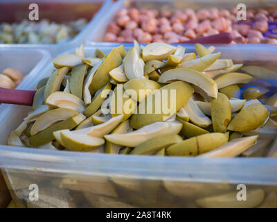 Ein Mango Pickles ist eine Vielzahl von Gurke zubereitet mit Mango.[1] Es ist ein sehr in Süd- und Südostasien beliebt. Stockfoto