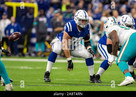 Indianapolis, Indiana, USA. 10 Nov, 2019. Indianapolis Colts center Ryan Kelly (78), den Ball in der ersten Hälfte des Spiels zwischen den Miami Dolphins und die Indianapolis Colts im Lucas Oil Stadium, Indianapolis, Indiana einrastet. Credit: Scott Stuart/ZUMA Draht/Alamy leben Nachrichten Stockfoto