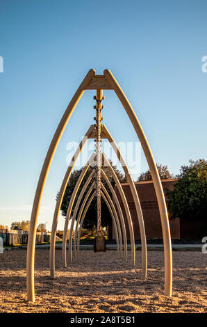 Leere Kette schaukeln auf dem Spielplatz in der Nachbarschaft Park vor Sonnenuntergang Stockfoto
