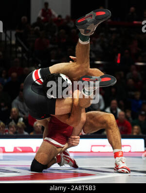 Columbus, Ohio, USA. 10 Nov, 2019. Ohio State Buckeyes Quinn Kinner (schwarz) ringt Stanford Kardinäle Brandon Kiel (rot) in der gleichen am Covelli Center in Columbus, Ohio. Credit: Csm/Alamy leben Nachrichten Stockfoto