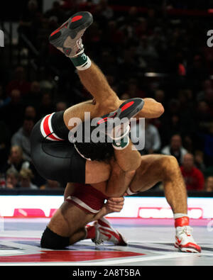 Columbus, Ohio, USA. 10 Nov, 2019. Ohio State Buckeyes Quinn Kinner (schwarz) ringt Stanford Kardinäle Brandon Kiel (rot) in der gleichen am Covelli Center in Columbus, Ohio. Credit: Csm/Alamy leben Nachrichten Stockfoto