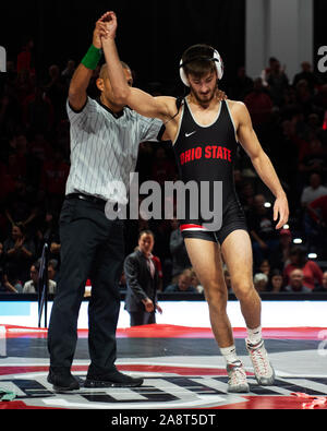 Columbus, Ohio, USA. 10 Nov, 2019. Ohio State Buckeyes Quinn Kinner (schwarz) Niederlagen Stanford Kardinäle Brandon Kiel ihres Gleichen an den Covelli Center in Columbus, Ohio. Credit: Csm/Alamy leben Nachrichten Stockfoto