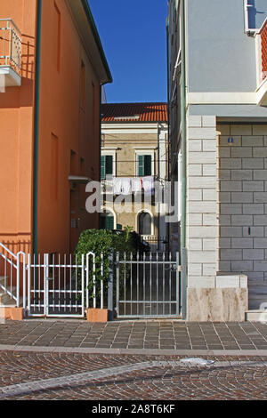 Waschmaschine außerhalb eines Hauses in der Küstenstadt Ferienort Porto Recanati an der Adriatischen Küste im Winter in Italien und Teil der Adriatischen Riviera Stockfoto