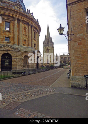 Die Radcliffe Camera, Oxford, entworfen von James Gibbs, eröffnete 1749 eine Universitätsbibliothek und St Mary's Church in der Nähe von Brasenose und All Souls Colleges Stockfoto