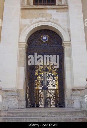 Eingangstor zum Clarendon Gebäude auf der Broad Street Oxford zum Sheldonian Theatre und der Bodleian Library der Universität Motto oben führenden Stockfoto