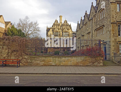 Trinity College Oxford die Jackson Gebäude und Gärten von Broad Street das Wappen der Universität auf der linken und dem Trinity auf dem richtigen Stockfoto