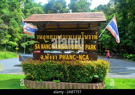 Das Zeichen, das den Eingang des Sa Nang Manora Forest Park in Phang Nga Thailand Asien Stockfoto