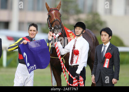 Kyoto, Japan. 10 Nov, 2019. Lucky Lila (Christophe Soumillon), mikio Matsunaga Pferderennen: Jockey Christophe Soumillon, Links, und Trainer Mikio Matsunaga, Recht, mit Glück Lila Feiern nach dem Gewinn des Queen Elizabeth II Cup in Kyoto Racecourse in Kyoto, Japan. Credit: Eiichi Yamane/LBA/Alamy leben Nachrichten Stockfoto