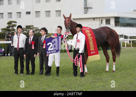 Kyoto, Japan. 10 Nov, 2019. Lucky Lila (Christophe Soumillon), mikio Matsunaga Pferderennen: Jockey Christophe Soumillon, 3. rechts, und Trainer Mikio Matsunaga, 3. links, mit Glück Lila Feiern nach dem Gewinn des Queen Elizabeth II Cup in Kyoto Racecourse in Kyoto, Japan. Credit: Eiichi Yamane/LBA/Alamy leben Nachrichten Stockfoto