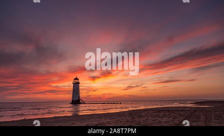 Punkt von Ayr Leuchtturm am Talacre Strand bei Sonnenaufgang an der Küste von Nordwales Stockfoto