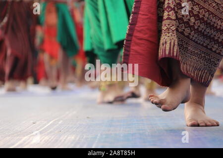 Antiken siamesischen Buddhistischen Loy Krathong Tänzen Roi Et, Thailand Stockfoto