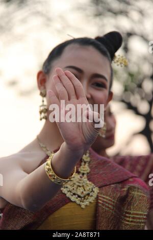 Antiken siamesischen Buddhistischen Loy Krathong Tänzen Roi Et, Thailand Stockfoto