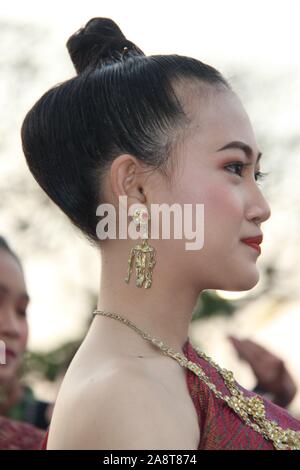 Antiken siamesischen Buddhistischen Loy Krathong Tänzen Roi Et, Thailand Stockfoto