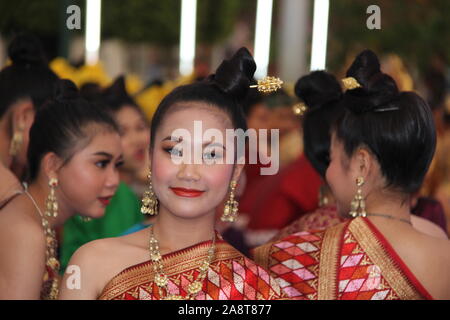 Antiken siamesischen Buddhistischen Loy Krathong Tänzen Roi Et, Thailand Stockfoto