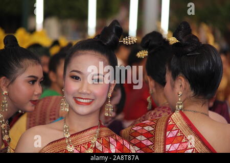 Antiken siamesischen Buddhistischen Loy Krathong Tänzen Roi Et, Thailand Stockfoto