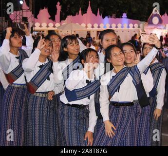 Antiken siamesischen Buddhistischen Loy Krathong Tänzen Roi Et, Thailand Stockfoto