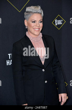 SANTA MONICA, USA. November 11, 2019: Rosa am 2019 E! Der Menschen Choice Awards in Santa Monica Barker Hangar. Bild: Paul Smith/Featureflash Stockfoto