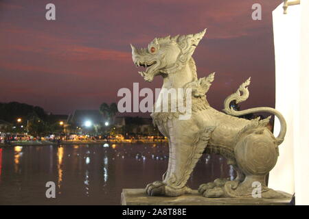 Antiken siamesischen Buddhistischen Loy Krathong Tänzen Roi Et, Thailand Stockfoto