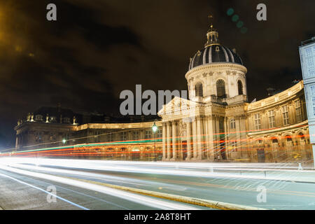 Auto licht Trails mit langen Belichtungszeiten in der Nacht in Paris vor dem Institut de France erfasst Stockfoto