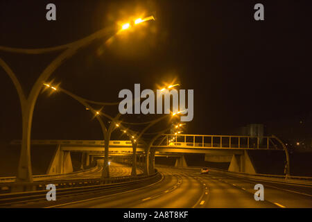 Western High-speed Diameter (WHSD) bei Nacht. Leere beleuchtete mehrspurige Autobahn, St. Petersburg, Russland Stockfoto