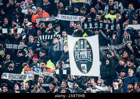 Turin, Italien. 10 Nov, 2019. Juventus Unterstützer zeigen ein Banner mit dem Logo von Piemonte Torino die Namen von Juventus Turin FC FIFA 2020 Videospiel während der Serie ein Fußballspiel zwischen Juventus Turin und AC Mailand. FC Juventus gewann 2-1 über AC Mailand, Juventus Stadium, in Turin. Italien Am 10. November 2019 (Foto von Alberto Gandolfo/Pacific Press) Quelle: Pacific Press Agency/Alamy leben Nachrichten Stockfoto