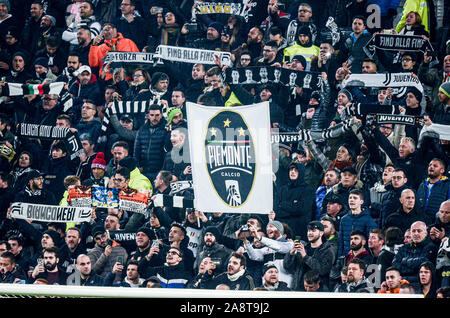 Turin, Italien. 10 Nov, 2019. Juventus Unterstützer zeigen ein Banner mit dem Logo von Piemonte Torino die Namen von Juventus Turin FC FIFA 2020 Videospiel während der Serie ein Fußballspiel zwischen Juventus Turin und AC Mailand. FC Juventus gewann 2-1 über AC Mailand, Juventus Stadium, in Turin. Italien Am 10. November 2019 (Foto von Alberto Gandolfo/Pacific Press) Quelle: Pacific Press Agency/Alamy leben Nachrichten Stockfoto