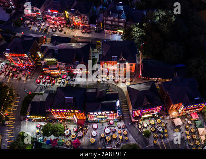 (191111) - Peking, November 11, 2019 (Xinhua) - Luftaufnahme auf Nov. 10, 2019 zeigt eine Ansicht von einem Hammel Topf themed agritainment Resort in Shaoxi Dorf in Yuhang Bezirk von Hangzhou, der Hauptstadt der ostchinesischen Provinz Zhejiang. Shaoxi Dorf ist bekannt für eine Art köstliche Hammel Topf mit einer Geschichte von mehr als 100 Jahren. In den letzten Jahren, Shaoxi Dorf grosse Anstrengungen unternommen, die besondere Esskultur zu fördern, den ländlichen Tourismus zu entwickeln. Es ist zu erwarten, dass die Hammel Pot Festival im Herbst und Winter dieses Jahres mehr als 500.000 Touristen anziehen wird, und erstellen Sie einen Umsatz von nicht weniger als Stockfoto