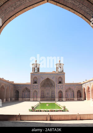 Pool im traditionellen Innenhof des Nasir al-Mulk Moschee (Rosa) Moschee in Shiraz, Iran Stockfoto