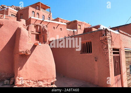 Die Straße mit roten Adobe Häuser in Berg Dorf Abyaneh, der ältesten Iranischen traditionellen Dorf im zentralen Teil des Iran. UNESCO-er Stockfoto