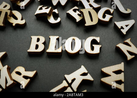 Blog und Holz Buchstaben auf dem Schreibtisch. Blogging Konzept. Stockfoto