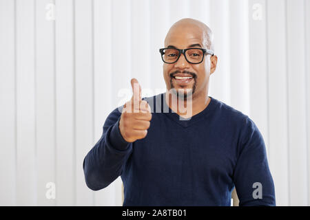 Portrait von glücklich erfolgreiche Mixed-race Mann mit Rundum-bart angezeigt Thumbs-up Stockfoto