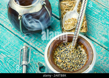 Yerba Mate und trocken Tee. traditionelle Yerba Mate Tee in Calabash Tasse und Bombilla Stockfoto