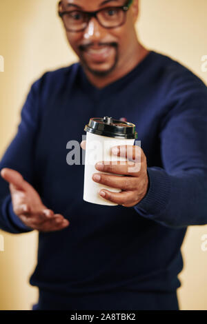 Freundliche Schwarze Mann, Einweg Tasse mit heißem Kaffee, selektiven Fokus Stockfoto