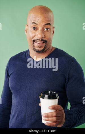 Gerne reife Mixed-race Mann trinken Tasse nehmen Sie Kaffee und lächelnd an Kamera Stockfoto