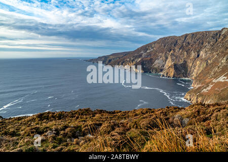 Slieve League Cliffs sind unter den höchsten Klippen Europas steigende 1972 Fuß über dem Atlantik - County Donegal, Irland. Stockfoto