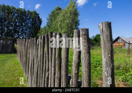 Plain bemoosten Holzzaun in der typischen alten russischen Stil an einem klaren Sommertag Stockfoto