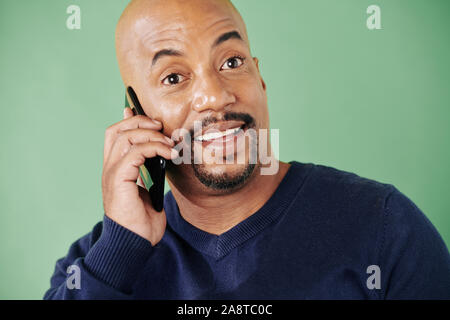 Angesichts der emotional aufgeregt Mann gute Nachrichten über das Telefon Stockfoto