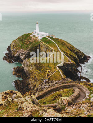Ein Blick auf South Stack Lighthouse, Wales Stockfoto