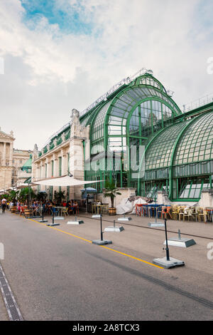 Palmenhaus Cafe neben der Hofburg in Wien, Österreich Stockfoto