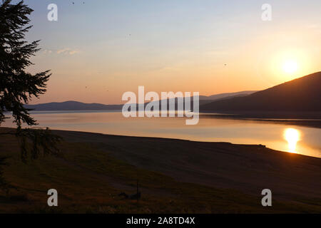 Der See im Sonnenuntergang, Mavrovo Nationalpark in Mazedonien Stockfoto