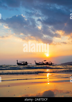 Traditionellen Longtail-Boot am Strand in Thailand Stockfoto