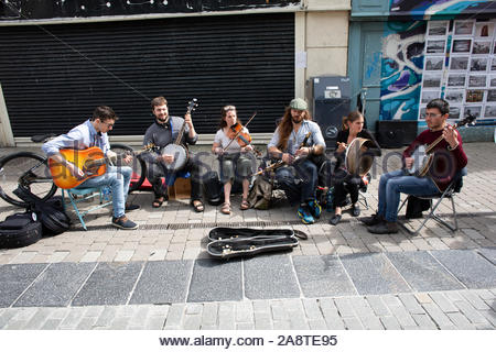 Irische Traditionelle Musiker spielen auf den Straßen von Galway an einem Sommertag Stockfoto