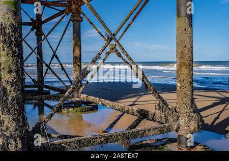 Unter der Promenade und zu den Bügeleisen arbeiten unter Cromer Pier an der Küste von Norfolk Stockfoto