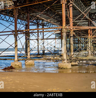 Unter der Promenade und zu den Bügeleisen arbeiten unter Cromer Pier an der Küste von Norfolk Stockfoto