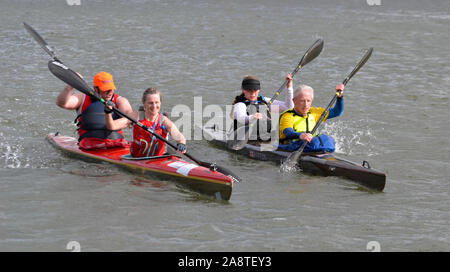 Canoe Racing auf dem River Hamble. Blick von der Mole in River Hamble Country Park. Hasler Finale 2019 Stockfoto