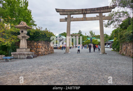 OSAKA, Japan - 14. Oktober 2019 die Ansicht der wichtigsten Torii-tor auf das Gebiet der Schrein Hokoku in der Burg von Osaka. Osaka. Japan Stockfoto